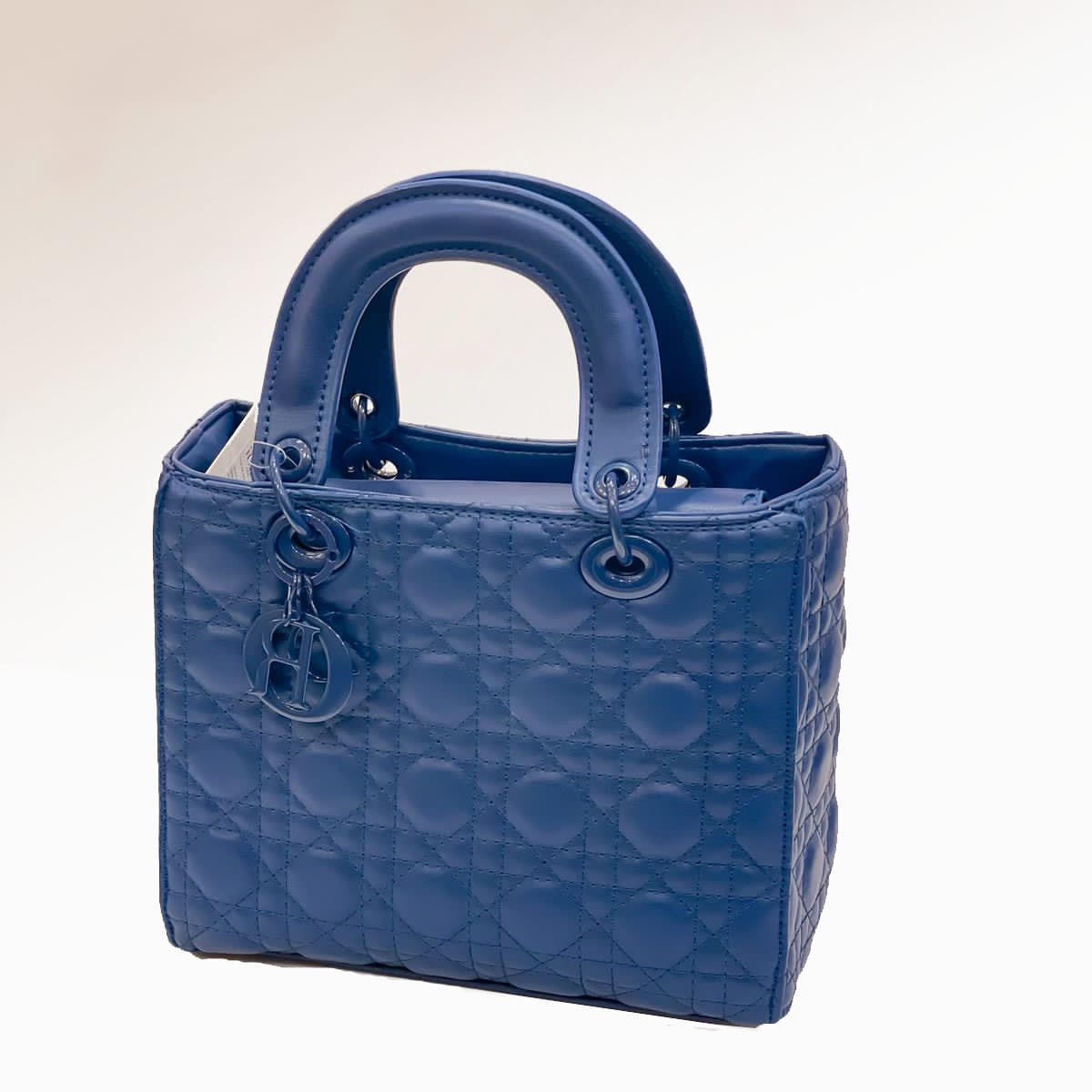 شنطة 'لادي ديور' كلاسيكية